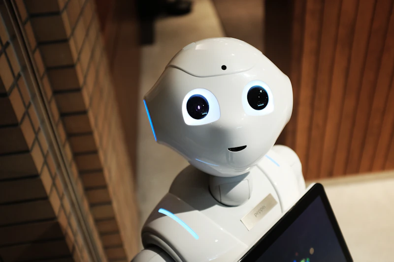 Bijeli industrijski robot u proizvodnoj ćeliji