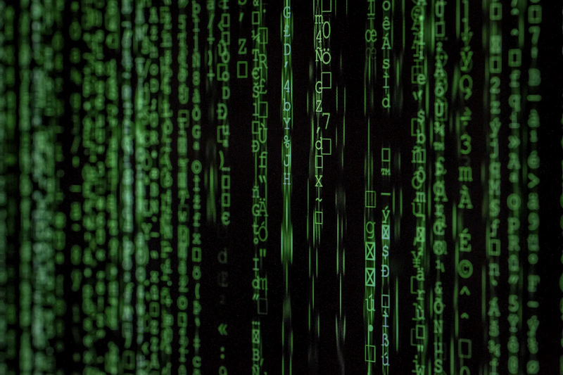 Ekran s linijama upravljačkog koda automatizirane linije