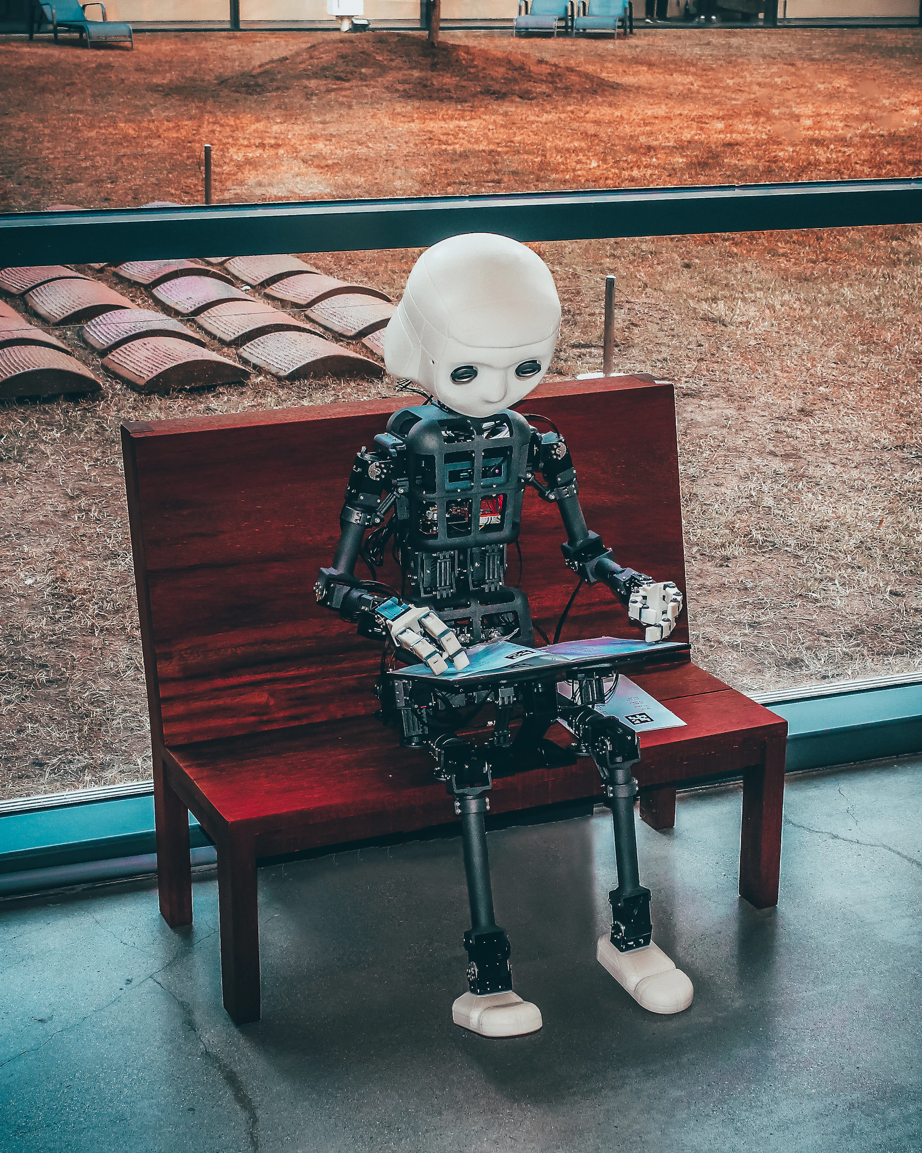 Robotska ruka u industrijskom pogonu tijekom montaže